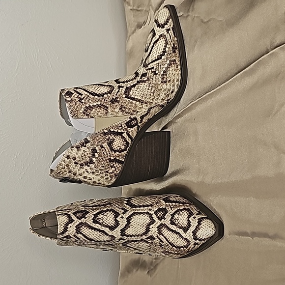 Vince Camuto Shoes - NEW Vince Camuto snake print leather ankle booties high  heel back zipper